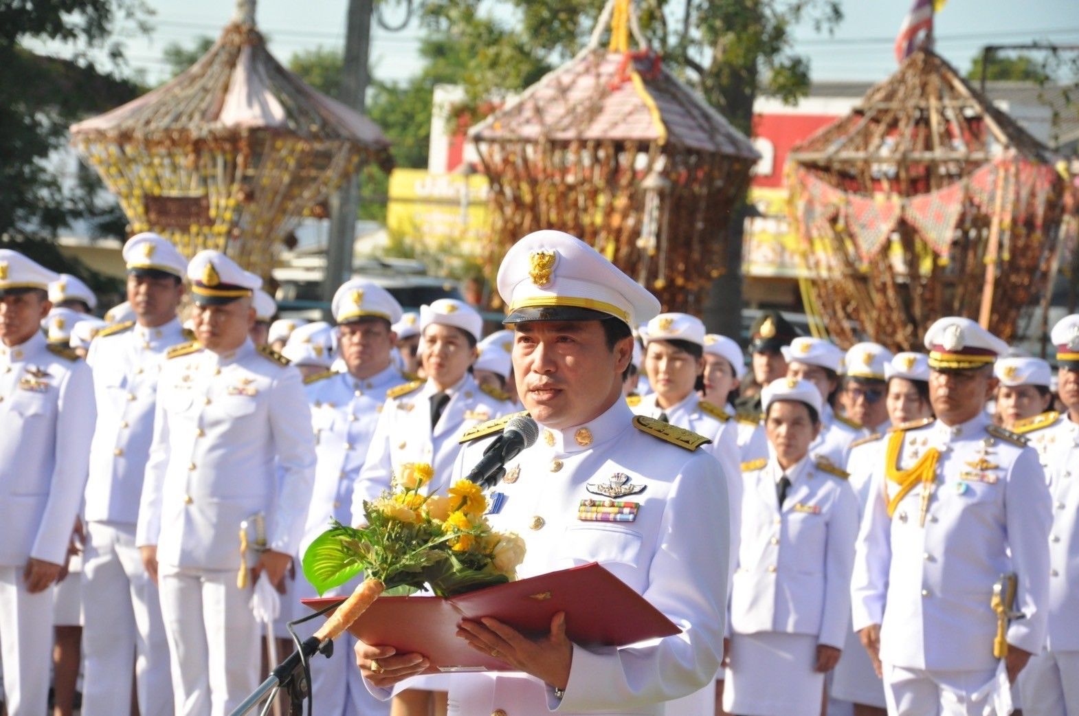 ร่วมถวายความเคารพ และวางพวงมาลาเบื้องหน้าพระบรมราชานุสาวรีย์พระบาทสมเด็จพระจุลจอมเกล้าเจ้าอยู่หัว